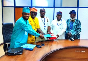 The VC Professor Timothy Abiodun receiving the free learning resources from Wikimeida team